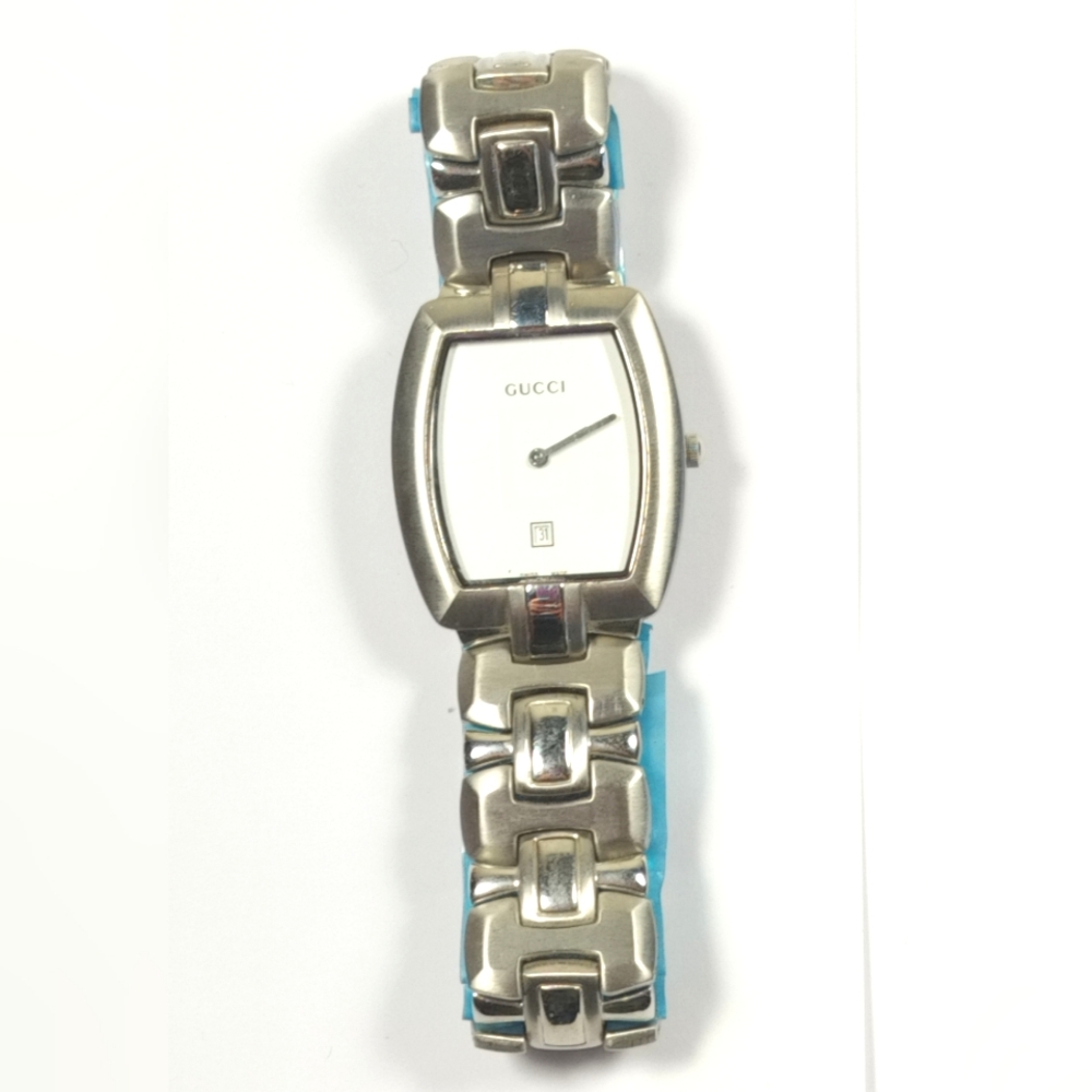 Gucci Women's Watch in New Condition *Needs battery replacement* - Picture 2 of 11